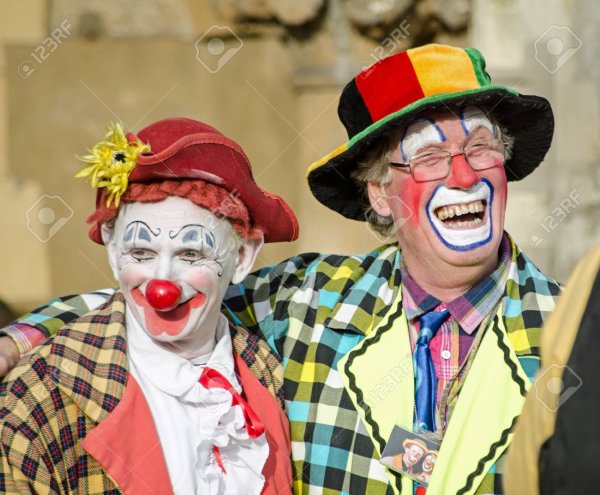 600x600-123573425-london-uk-february-7-2016-two-clowns-sharing-a-joke-ahead-of-the-annual-church-service-in-memory-of-1.jpg